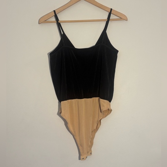 NWT WAYF V Neck Bodysuit - Picture 3 of 10